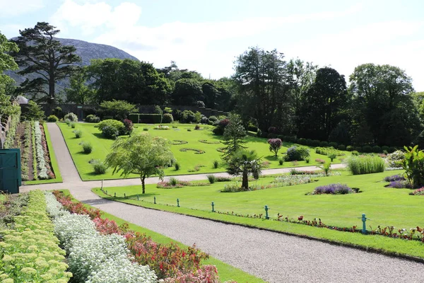 İrlanda 'daki Kylemore Manastırı' nın çiçek açan bahçeleri