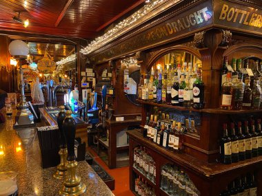 Kilkenny 'deki İrlanda barının samimi iç mekanı.