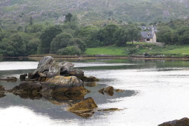 İrlanda, County Cork 'taki Beara Yarımadası' nın vahşi kıyı manzarası