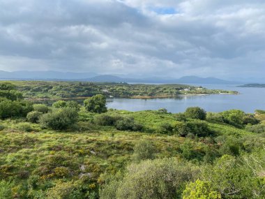 İrlanda, Beara Yarımadası 'ndaki Glanmore Gölü' nün panoramik manzarası