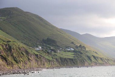 Kerry 'nin Rossbeigh' deki Kerry Çemberi boyunca uzanan muhteşem kıyı manzarası.
