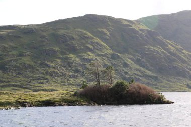 Connemara 'daki Derrynacleigh Vadisi' nin vahşi ve engebeli manzarası