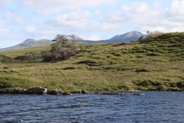 Connemara 'daki Derrynacleigh Vadisi' nin vahşi ve engebeli manzarası