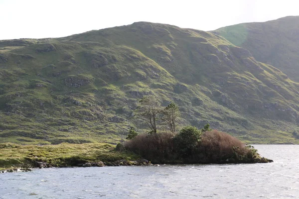 Connemara 'daki Derrynacleigh Vadisi' nin vahşi ve engebeli manzarası