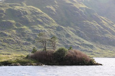 Connemara 'daki Derrynacleigh Vadisi' nin vahşi ve engebeli manzarası