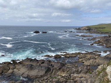 Dunquin 'in dik ve engebeli uçurumları Atlantik' in derinliklerine bakıyor.