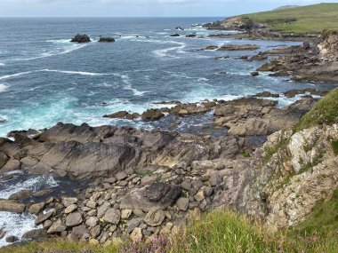 Dunquin 'in dik ve engebeli uçurumları Atlantik' in derinliklerine bakıyor.