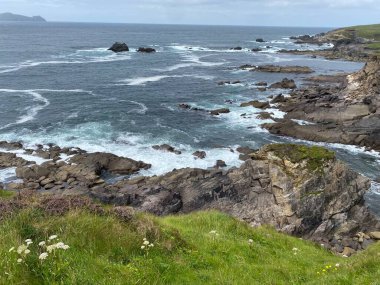 Dunquin 'in dik ve engebeli uçurumları Atlantik' in derinliklerine bakıyor.