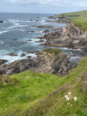 Dunquin 'in dik ve engebeli uçurumları Atlantik' in derinliklerine bakıyor.