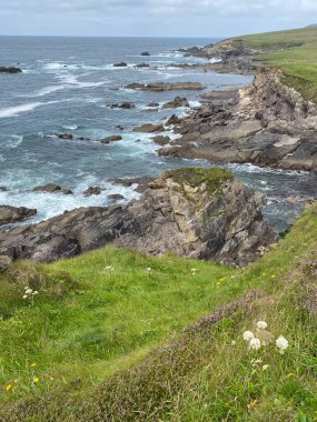 Dunquin 'in dik ve engebeli uçurumları Atlantik' in derinliklerine bakıyor.
