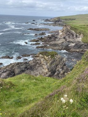 Dunquin 'in dik ve engebeli uçurumları Atlantik' in derinliklerine bakıyor.