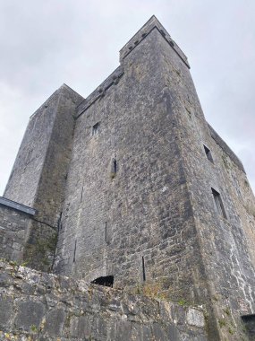 Galway Körfezi kıyısındaki Ortaçağ Oranmore Kalesi.