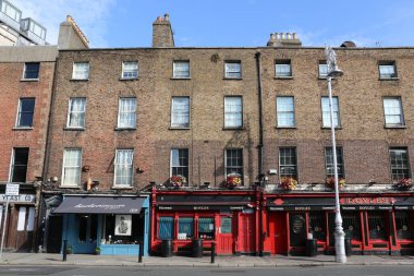 İrlanda, Dublin 'deki bina cephesi tipik başkent mimarisini gösteriyor