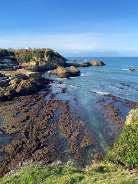 Biarritz şehrinin yükseklerinden denizin panoramik manzarası