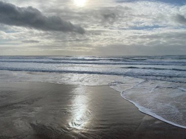 Atlantik Okyanusu dalgaları Costa de Caparica 'nın güzel sahil şeridine çarpıyor.