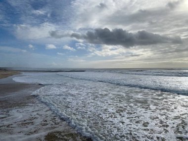 Atlantik Okyanusu dalgaları Costa de Caparica 'nın güzel sahil şeridine çarpıyor.