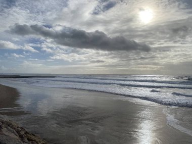 Atlantik Okyanusu dalgaları Costa de Caparica 'nın güzel sahil şeridine çarpıyor.