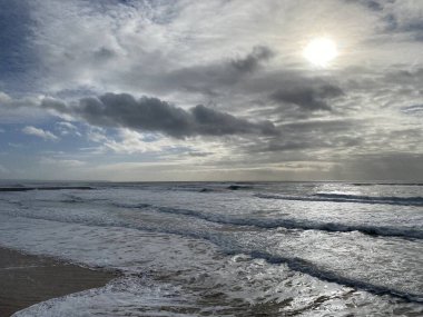 Atlantik Okyanusu dalgaları Costa de Caparica 'nın güzel sahil şeridine çarpıyor.