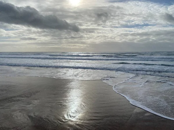 Atlantik Okyanusu dalgaları Costa de Caparica 'nın güzel sahil şeridine çarpıyor.