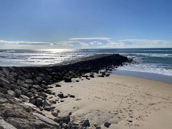 Atlantik Okyanusu dalgaları Costa de Caparica 'nın güzel sahil şeridine çarpıyor.