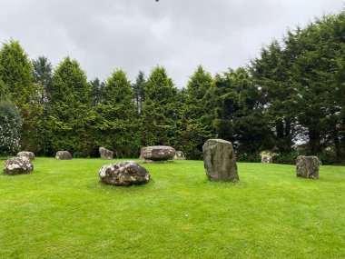 Kenmare şehir merkezinin göbeğinde bulunan tarihi taş çember megalitik anıt