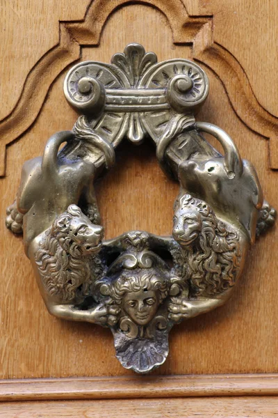 Oude deur knocker — Stockfoto