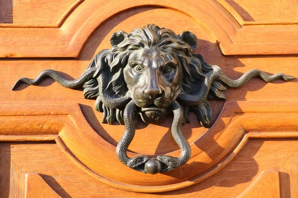 Gamla door knocker — Stockfoto