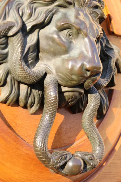 Gamla door knocker — Stockfoto