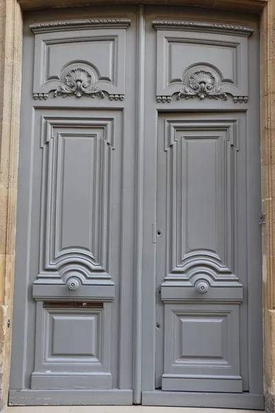 Дверь в Париже — стоковое фото