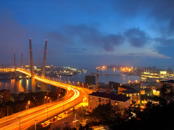 Luzes brilhantes da noite na Baía Golden Horn e no Golden — Fotografia de Stock