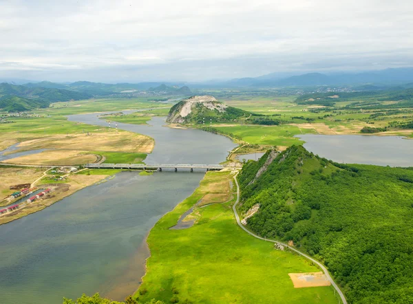 Rriver Vadisi Partizanskaya ve mount kardeşim, Primorsky Krai, R — Stok fotoğraf