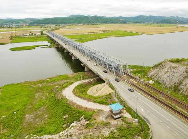 Bbridge through the river Partizanskaya (Primorsky krai, Russia) — Stock Photo, Image