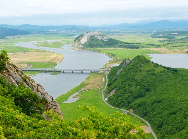 Rriver Vadisi Partizanskaya ve mount kardeşim, Primorsky Krai, R