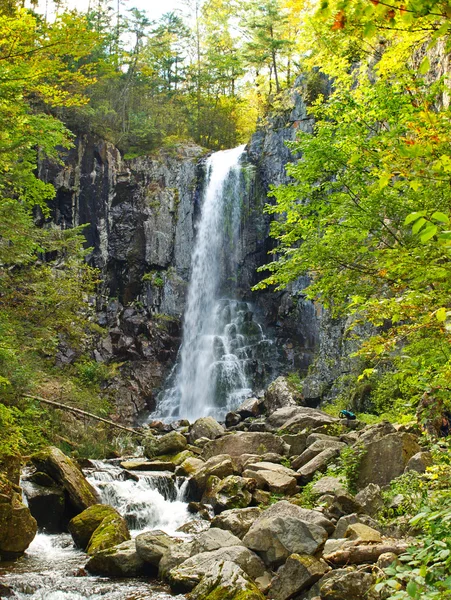 Cascata di Benevskoy su primavera di Elomovsky nel russo — Foto Stock