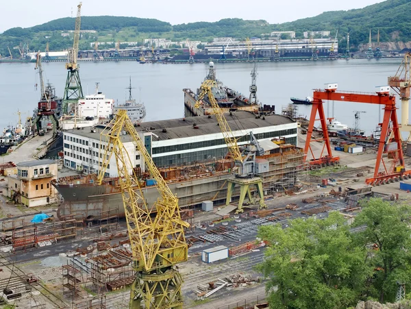 Kapal di slipway. Galangan Kapal Nakhodka — Stok Foto