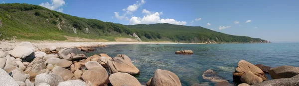 Zatoka ze skały na pierwszym planie. Panoramy — Zdjęcie stockowe