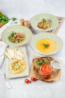 Öğlen veya akşam yemeği menüsü için birkaç farklı yemek filme alındı.