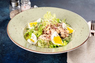 Beyaz tabakta beyaz salata ve mavi arkaplan menü için filme alındı.