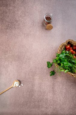 Arka plan, yukarıdan çekilen otlar, domatesler ve biberlerle tasarımın temelidir.