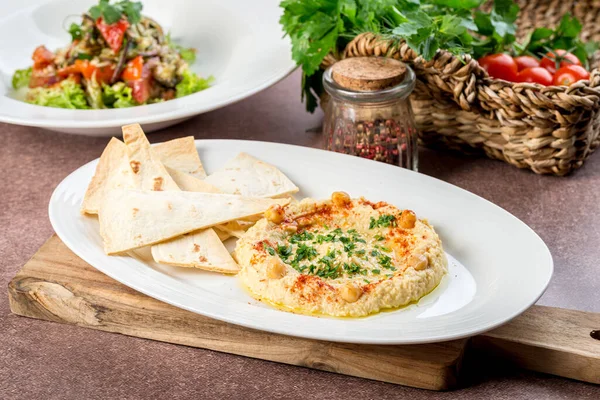 Hummus Flatbread White Plate Filmed Menu — Stock Photo, Image