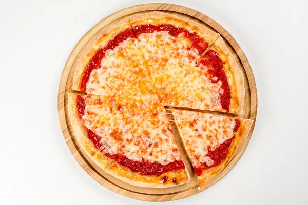 Kokt Margarita Pizza Skjuten Vit Tallrik Ovanifrån — Stockfoto