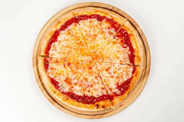 Kokt Margarita Pizza Skjuten Vit Tallrik Ovanifrån — Stockfoto