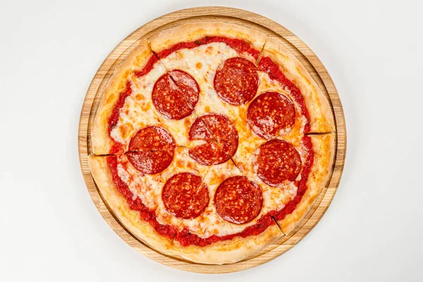 Pizza Peperoncino Cotta Con Salsiccia Piatto Bianco Colpo Dall Alto — Foto Stock
