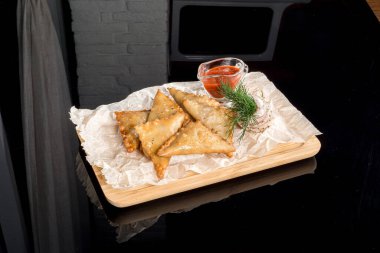 Tahtaya kağıt yapıştırılmış mini börekler.