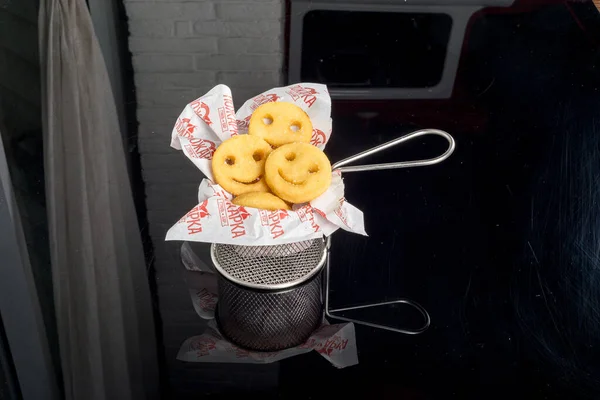Дитяче меню картопля з посмішкою, знята з відображенням — стокове фото