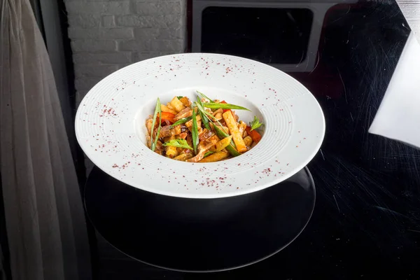 Siyah arkaplana karşı beyaz tabakta domuz kulağı.