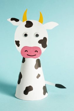 Kağıttan beyaz bir boğayı kendi ellerinle nasıl yapacağına dair adım adım fotoğraf talimatları. 2021 yılının sembolü. Çocuklarla basit el işleri. 12. adım. Burun ve ağız delikleri çiz. Tamamdır.