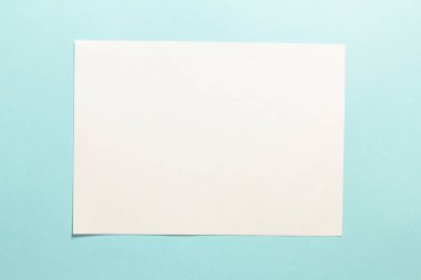 Kağıttan beyaz bir boğayı kendi ellerinle nasıl yapacağına dair adım adım fotoğraf talimatları. 2021 yılının sembolü. Çocuklarla basit el işleri. Adım 1. Bir sayfa kağıt al.