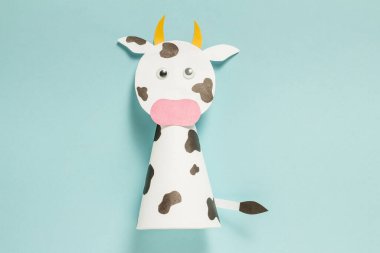 Kağıttan beyaz bir boğayı kendi ellerinle nasıl yapacağına dair adım adım fotoğraf talimatları. 2021 yılının sembolü. Çocuklarla basit el işleri. 11. adım. Kuyruğu yapıştır.