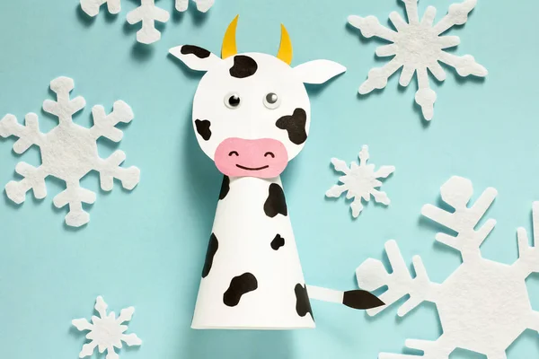 Step-by-step photo instructions on how to make a white bull from paper with your own hands. Symbol of the new year 2021. Simple crafts with children. Step 12. Draw nostrils and mouth. Done — Stock Photo, Image